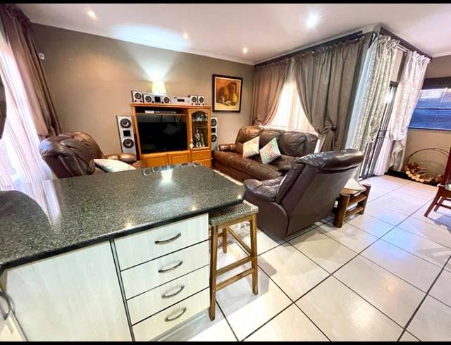 3 BEDROOM TOWNHOUSE FOR SALE IN CHANCLIFF RIDGE